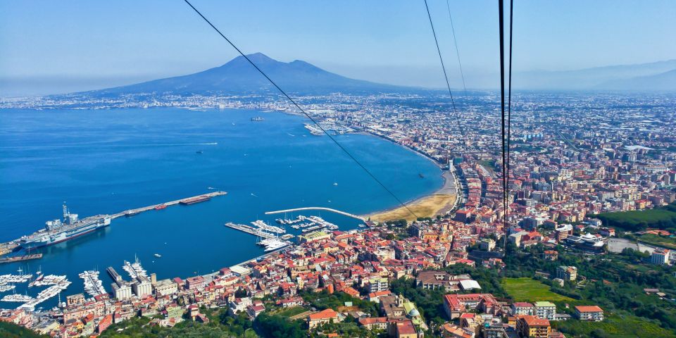Blick aus der Seilbahn auf den Vesuv und die Küstenstadt Castellammare di Stabia.