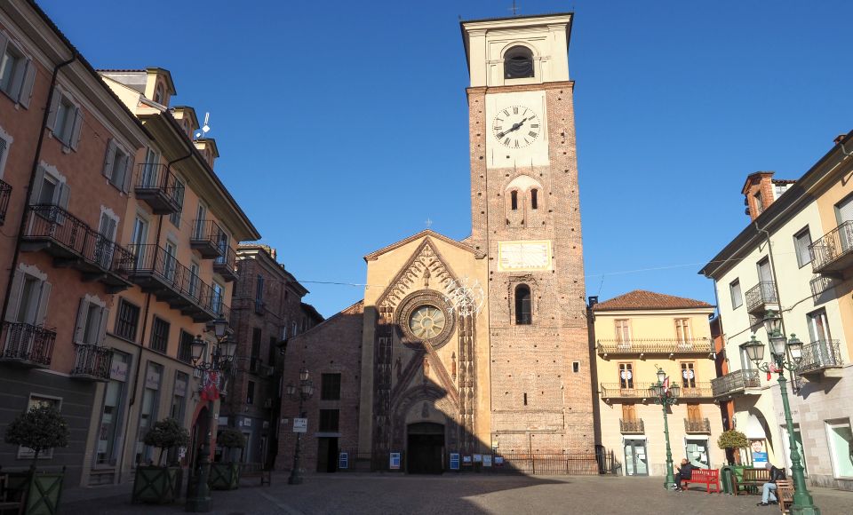 Der Torre Ottagonale, ein mittelalterlicher Burgturm in Chivasso. Er glänzt durch seine Architekturform und brillanter Restaurierung, die ihn wie neu erscheinen lässt.