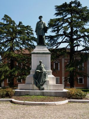 Die Pinacoteca Tosio Martinengo mit dem Denkmal für Alessandro Bonvicino.