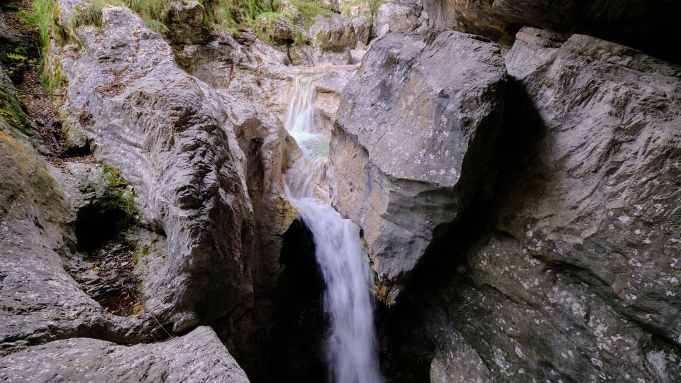 Die Cascata della Soffia bei Gosaldo stürzt kraftvoll in eine enge Felsschlucht – ein beeindruckendes Naturerlebnis.