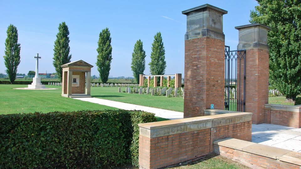 Der Argenta Gap War Cemetery in Italien ehrt 581 gefallene Soldaten des Zweiten Weltkriegs, Symbol für Opfermut und Frieden.