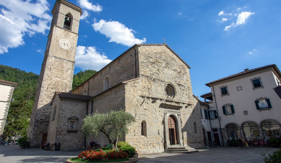 Die Basilica di S. Maria Assunta in Bagno di Romagna beeindruckt mit mittelalterlicher Architektur und wertvollen Fresken.
