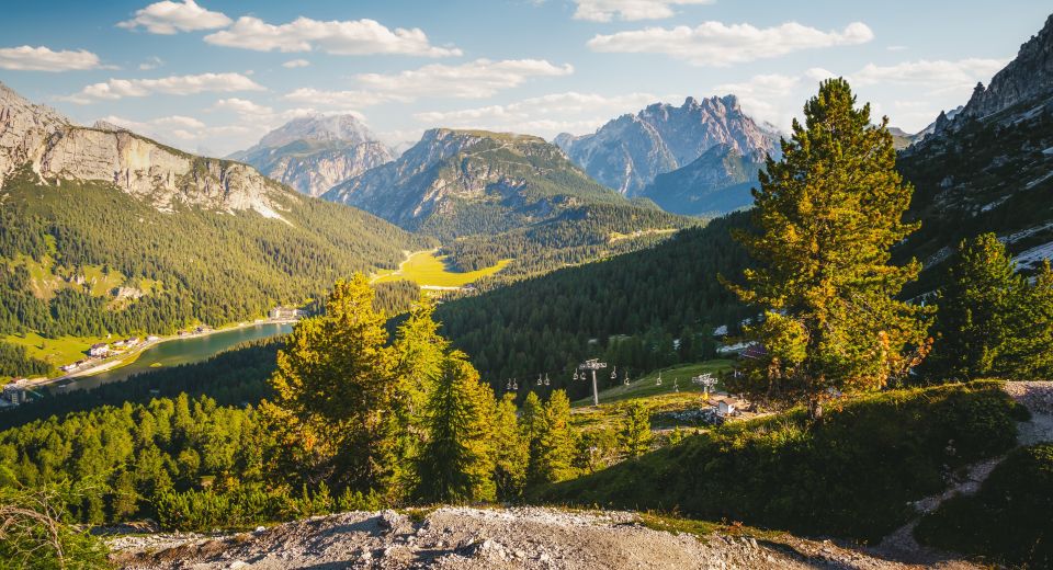Von den Tre Cime di Lavaredo eröffnet sich ein fantastischer Blick auf das Bergtal in den Dolomiten von Belluno.
