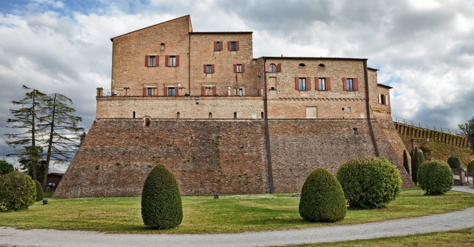 Die Rocca di Bertinoro thront über der Stadt, verbindet mittelalterliche Geschichte mit Kultur und herrlicher Aussicht.