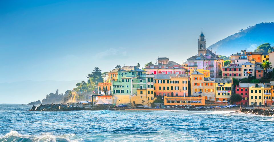 Die bunten Häuser von Bogliasco schmiegen sich ans Meer und verleihen dem Küstendorf seinen typischen ligurischen Charme.