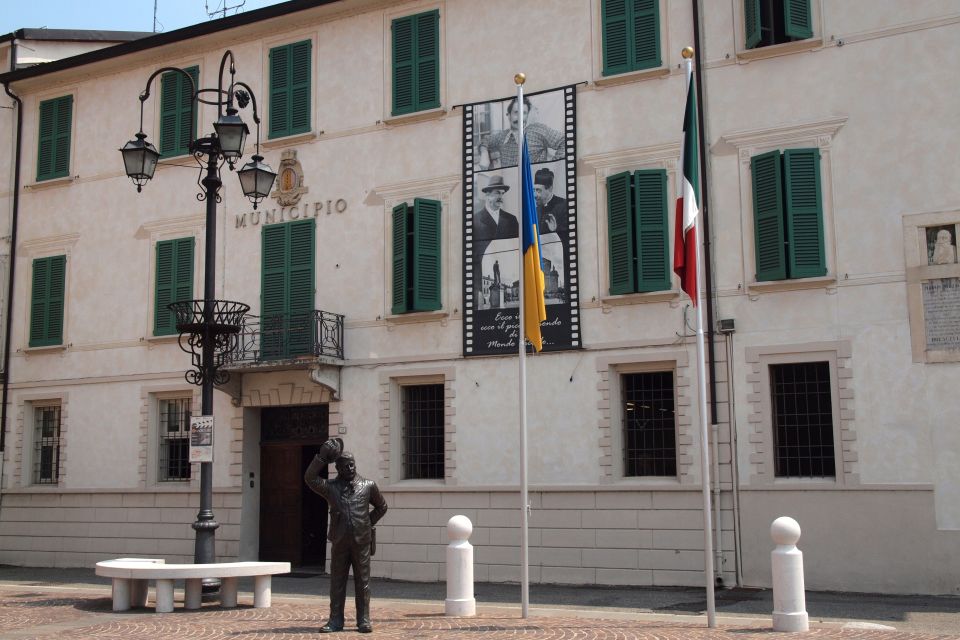 Das Rathaus von Brescello prägt die Piazza Matteotti mit schlichter Eleganz und erinnert an Geschichte und Filmtradition.