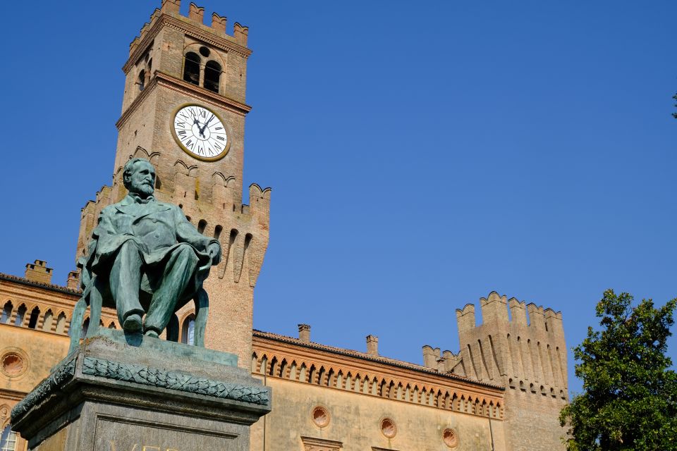 Das Monument Giuseppe Verdi in Busseto zeigt den Komponisten sitzend auf der Piazza Giuseppe Verdi