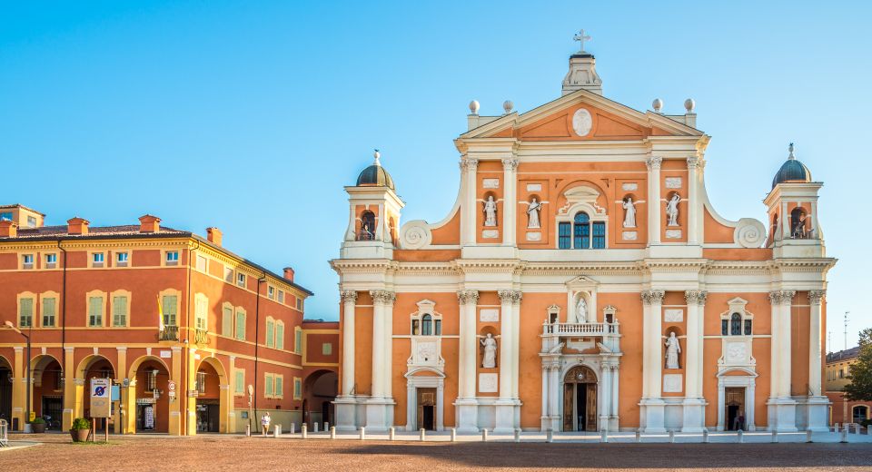 Der Dom von Carpi, Santa Maria Assunta, vereint Renaissance- und Barockelemente und prägt die Piazza dei Martiri.