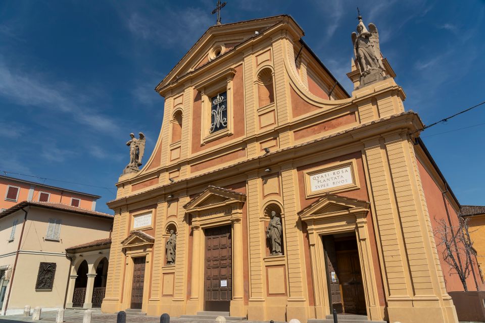 Die Chiesa di San Giacomo Apostolo verbindet historische Architektur mit wertvollen Kunstwerken.