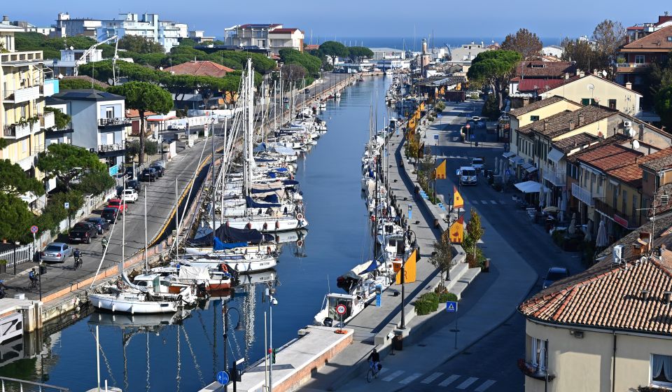 Der Canale di Cervia verbindet die Salinen mit dem Meer und prägt mit historischen Lagerhäusern das Hafenbild der Stadt.