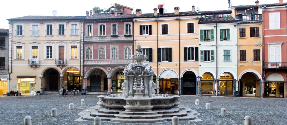 Die Piazza ist das lebendige Herz der Stadt und vereint Geschichte, Architektur und urbanes Leben.