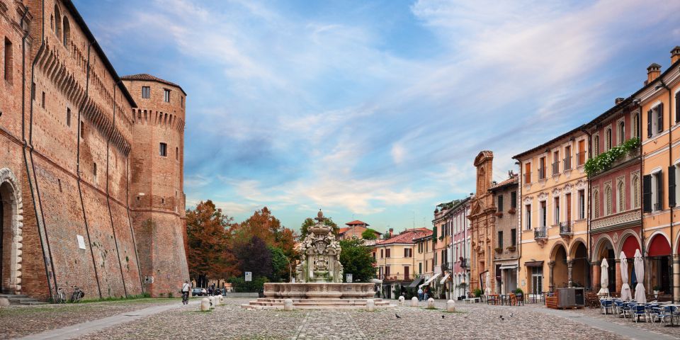 Die Loggetta Veneziana auf der Piazza del Popolo in Cesena ist ein elegantes Bauwerk aus dem 15. Jahrhundert im Stil der Renaissance.