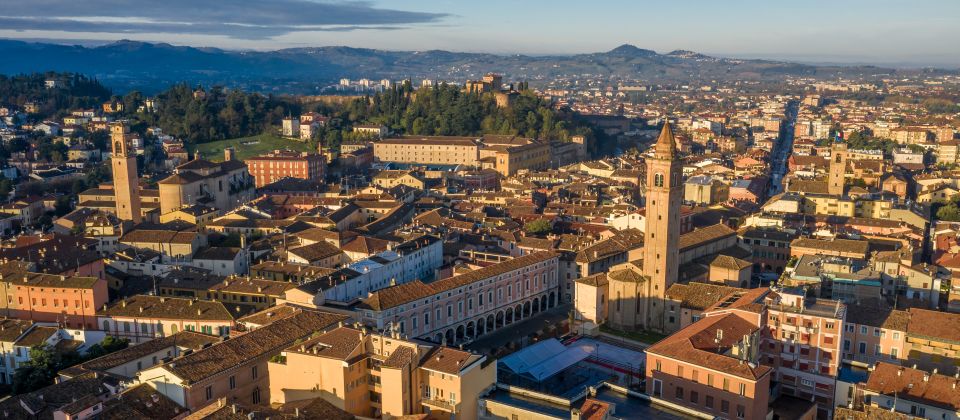 Cesena, zwischen Apennin und Adria, vereint Geschichte, Kultur und Lebensqualität harmonisch.