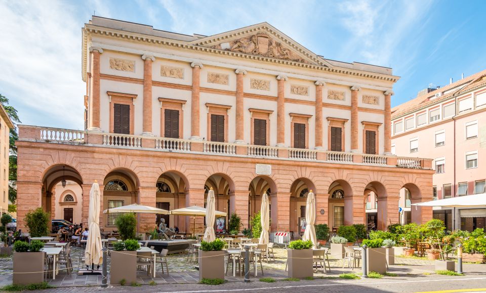 Das Teatro Bonci liegt im historischen Zentrum von Cesena und prägt dort als kulturelles Herzstück das Stadtbild.