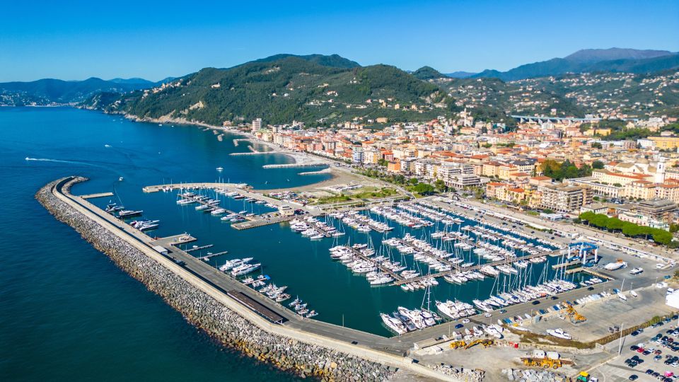 Der Hafen von Chiavari verbindet moderne Yachten mit Fischerbooten und bietet eine malerische Kulisse am Golfo del Tigullio.