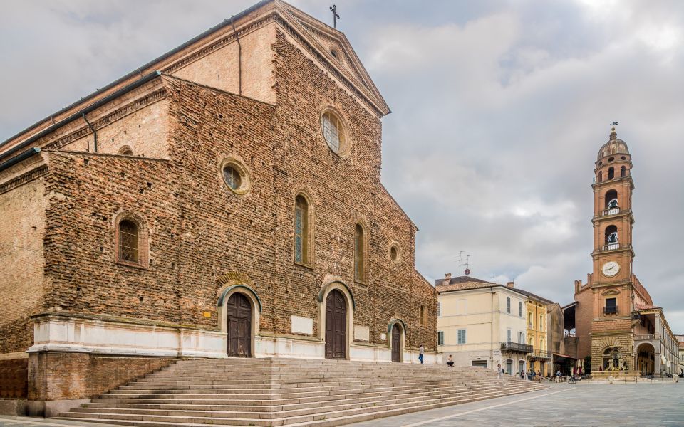 Die Cattedrale di San Pietro Apostolo ist ein Meisterwerk der Renaissance mit schlichter Fassade und prächtigem Innenraum.