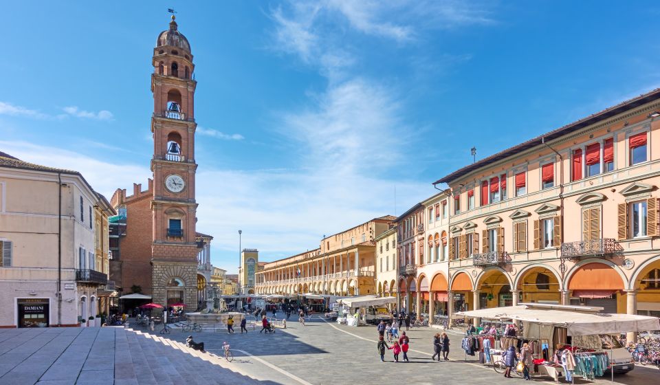 Die Piazza del Popolo ist ein eleganter Renaissanceplatz, umgeben von Arkaden, Palazzi und historischem Flair.