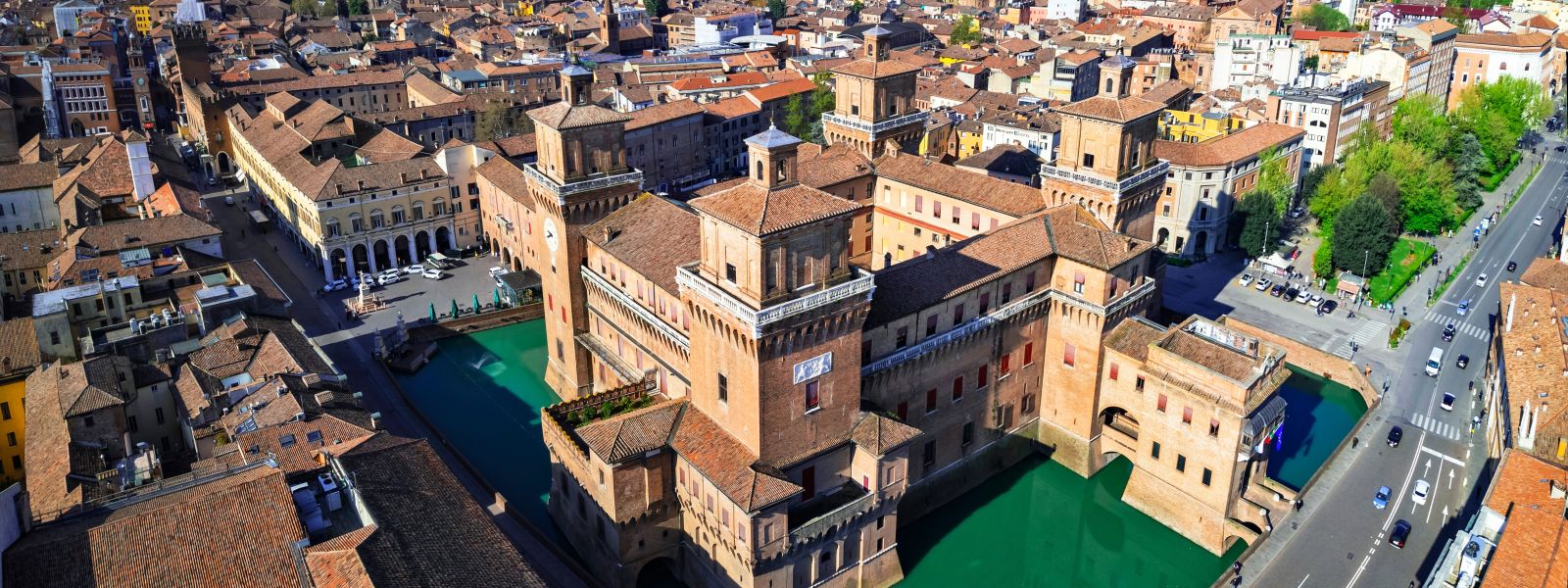 Ferrara, die elegante Renaissance-Stadt, bezaubert durch Kultur, Geschichte und Charme.