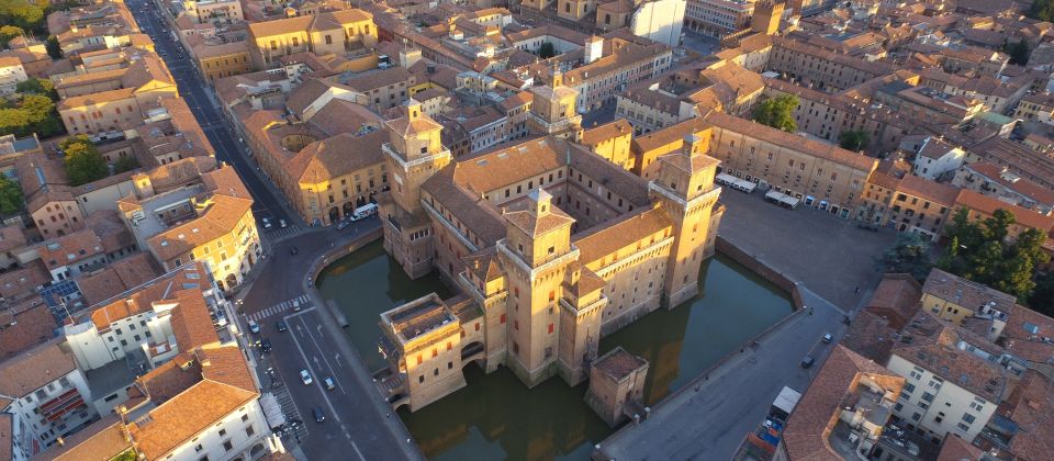 Die Altstadt von Ferrara ist ein Beispiel städtischer Planung, wo Mittelalter und Renaissance harmonisch verschmelzen.