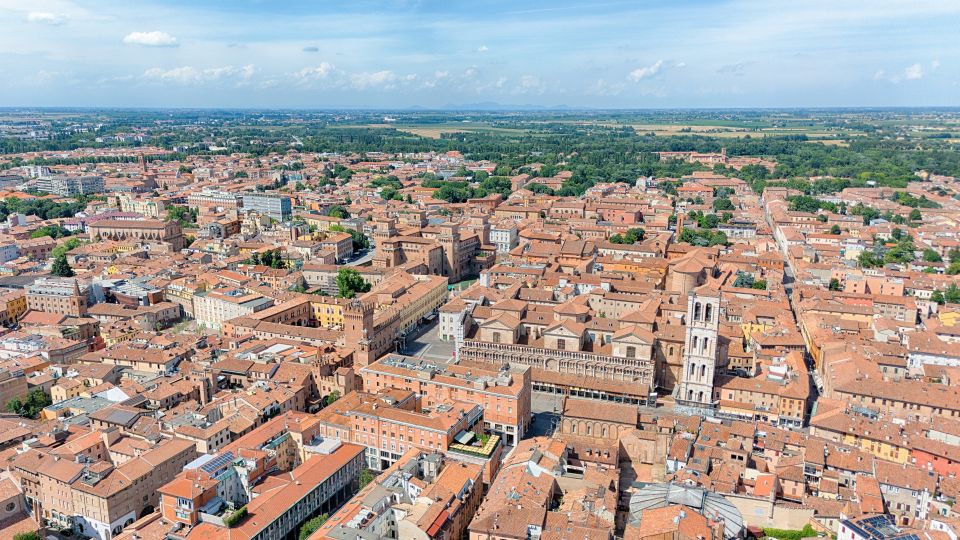 Ein Drohnenblick auf Ferrara zeigt die majestätische Kathedrale im Herzen der historischen Altstadt.
