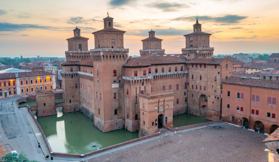 Das Castello Estense in Ferrara ist eine imposante Festung mit Türmen und Wassergraben – Symbol der Macht der Este.
