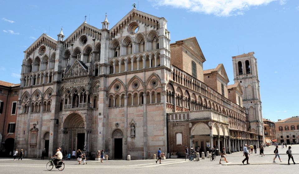Die Frontansicht der Kathedrale San Giorgio zeigt romanische Strenge unten und filigrane gotische Pracht in den oberen Partien.