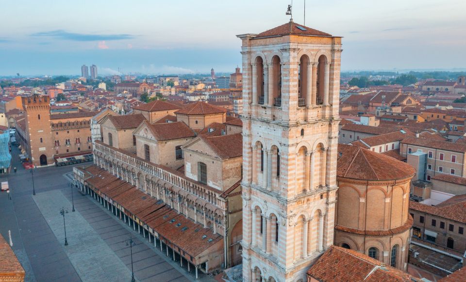 Ferraras Cattedrale di San Giorgio verbindet Architektur und Kunst mehrerer Epochen in eindrucksvoller Harmonie.