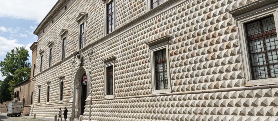 Der Palazzo  beeindruckt mit seiner schönen Renaissancefassade aus diamantförmigen Marmorquadern.