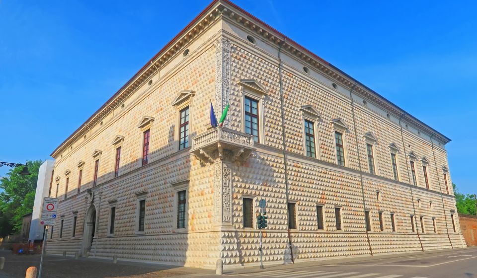 Die Fassade des Palazzo dei Diamanti funkelt mit 8 500 diamantförmig gemeißelten Marmorquadern im wechselnden Licht.