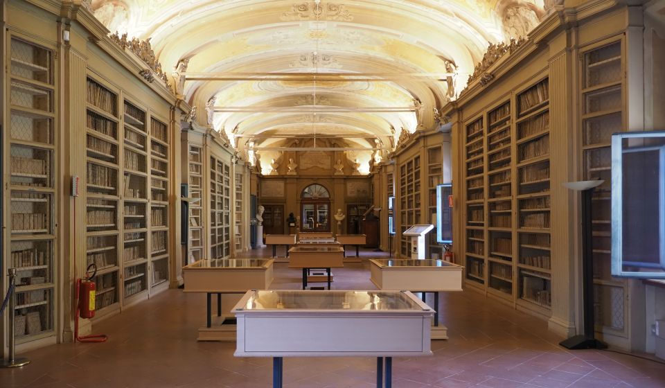 Die Biblioteca Comunale Ariostea bewahrt wertvolle Handschriften, Inkunabeln und Werke von Ludovico Ariosto.