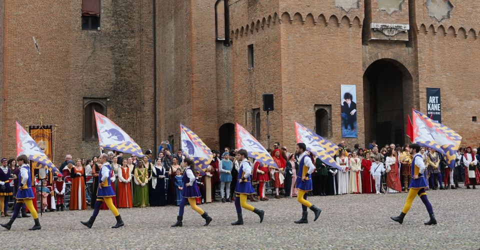 Fahnenschwenker beim Palio in Ferrara zeigen kunstvolle Tradition, Farbenpracht und stolze Geschichte der Contrade.