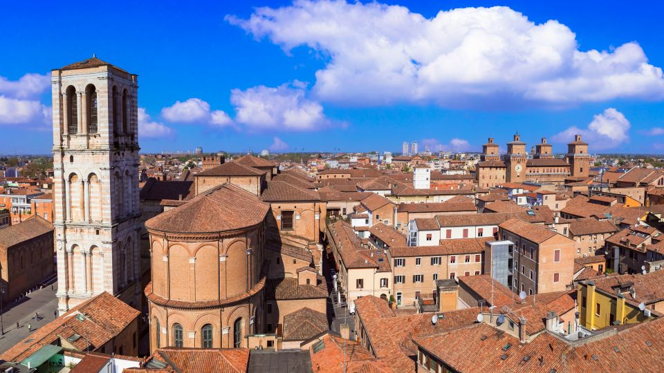 Ein Drohnenblick über Ferrara zeigt die Kathedrale im Vordergrund und das mächtige Castello Estense im Hintergrund.