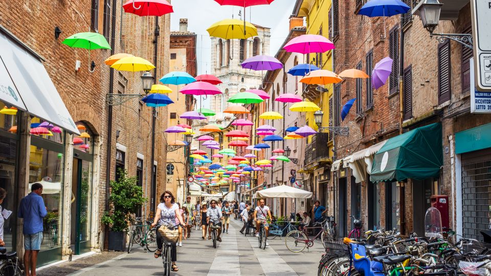 In Ferrara gehört Radfahren zum Alltag: Auf zwei Rädern entdeckt man Geschichte, Kultur und das entspannte Stadtleben.