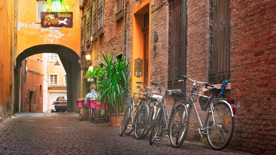 Auf dem Rad erlebt man Ferraras mittelalterliche Gassen, Renaissance-Paläste und die Wege entlang der Stadtmauern