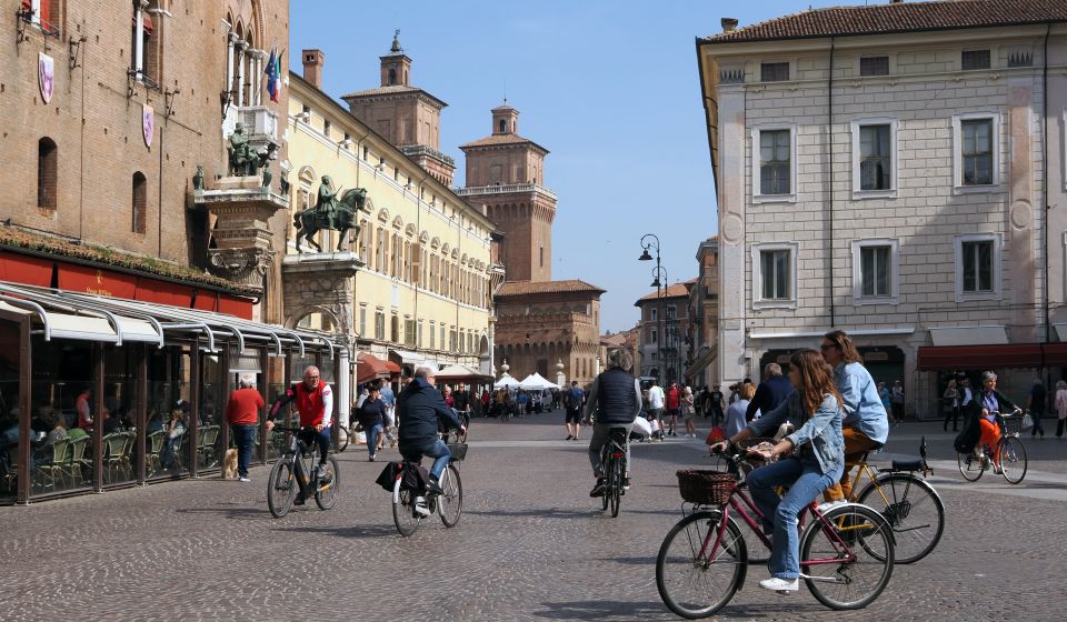 In Ferrara wird Radfahren zur Tradition – hier rollen mehr Fahrräder als Autos durch die Straßen der Altstadt.