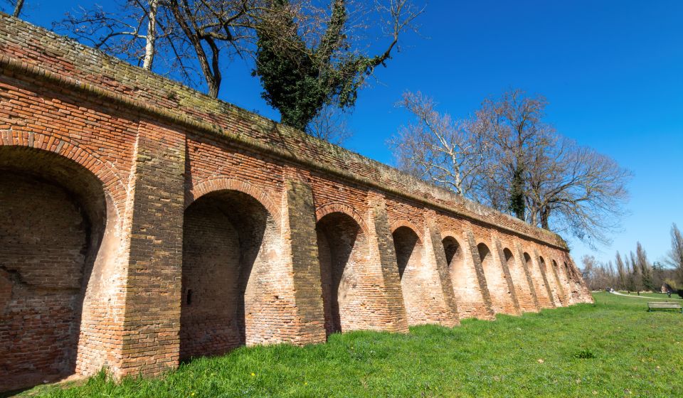Über neun Kilometer lang, bewahren die Mura di Ferrara die Schichten von Mittelalter bis Renaissance eindrucksvoll.