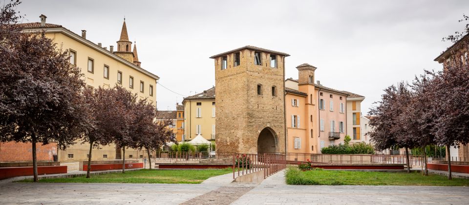 Fidenza bei Parma ist eine Stadt mit reicher Geschichte, romanischer Kathedrale und als wichtiger Handels- und Pilgerort bekannt.