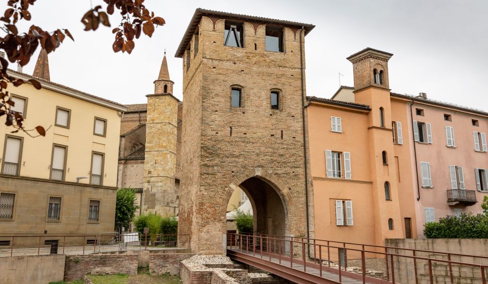 Das Tor San Donnino und eine römische Brücke in Fidenza