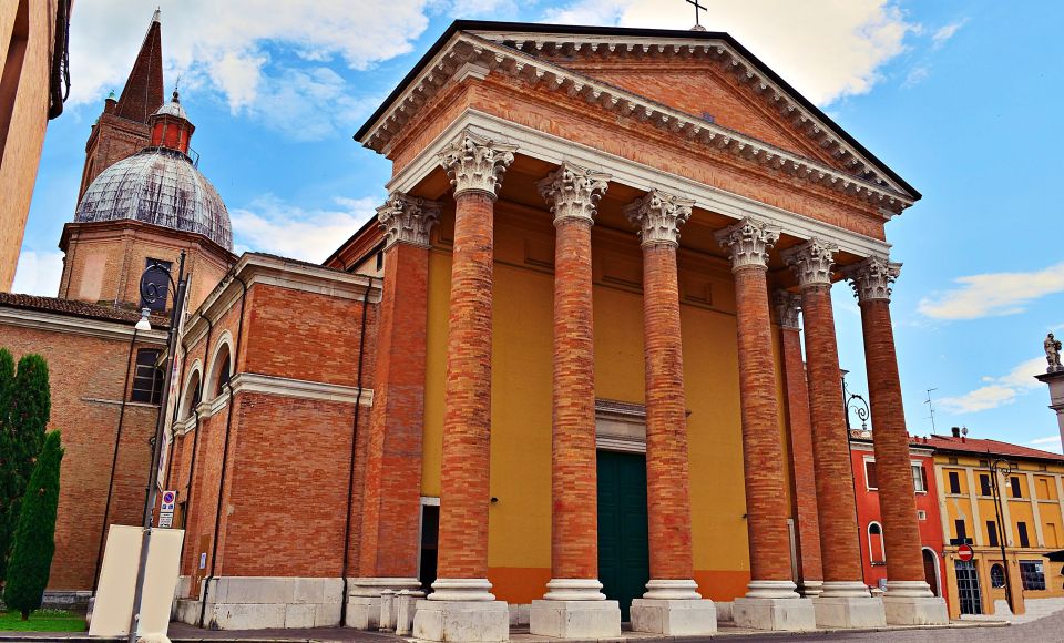 Prächtiges Portal der Kathedrale: Ein kunstvoll gestalteter Zugang, der Geschichte und Glauben verbindet.
