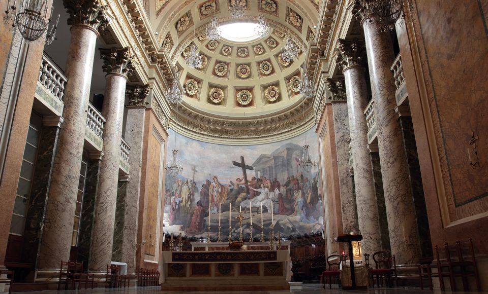 Im Inneren der Kathedrale vereinen sich hohe Gewölbe, strahlende Kuppel und kunstvolle Dekoration zu feierlicher Harmonie.