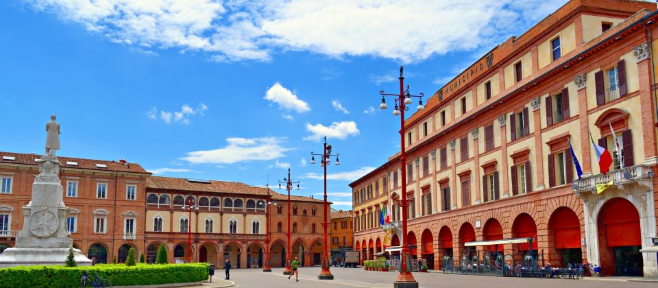 Das Rathaus von Forlì, das Municipio, vereint historische Architektur und politische Symbolik im Herzen der Emilia-Romagna.