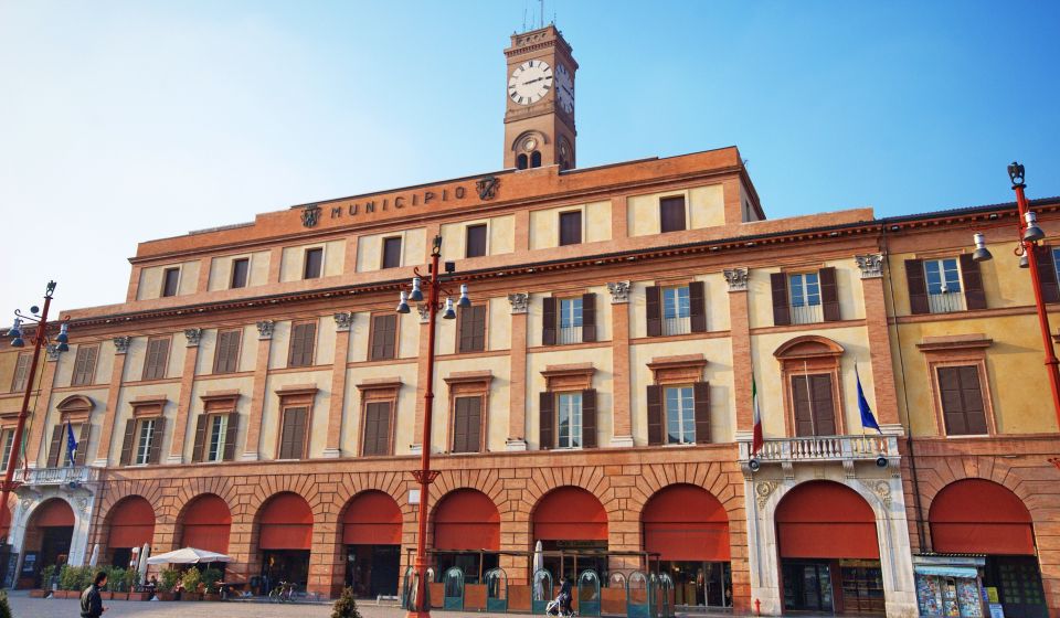 Das Rathaus von Forlì mit dem Torre im Hintergrund prägt die Piazza Saffi als historisches und politisches Stadtzentrum.
