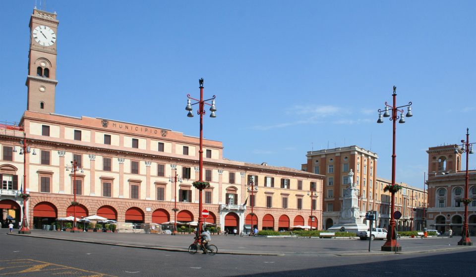 Die Piazza Aurelio Saffi mit dem Rathaus ist das pulsierende Herz von Forlì und spiegelt Geschichte und städtisches Leben.