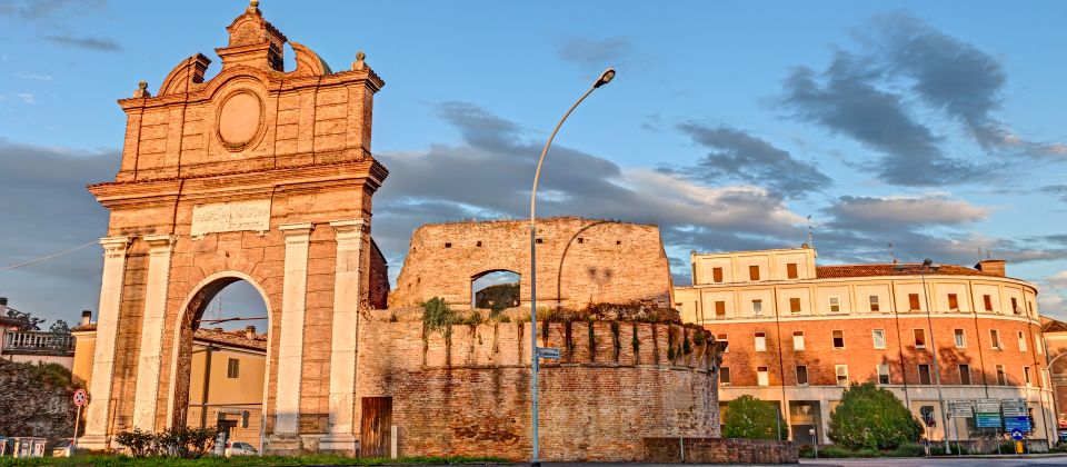 Die Porta Schiavonia in Forlì ist das einzige erhaltene Stadttor und verbindet mittelalterliche Geschichte mit urbaner Identität.