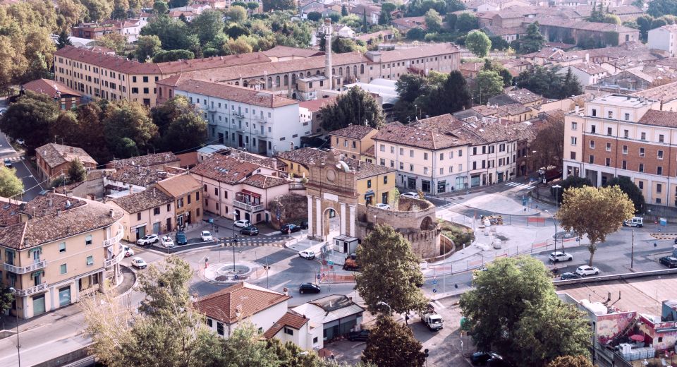 Drohnenblick auf die Piazza Schiavonia mit der Porta Schiavonia, die Forlìs mittelalterliche Geschichte eindrucksvoll zeigt.