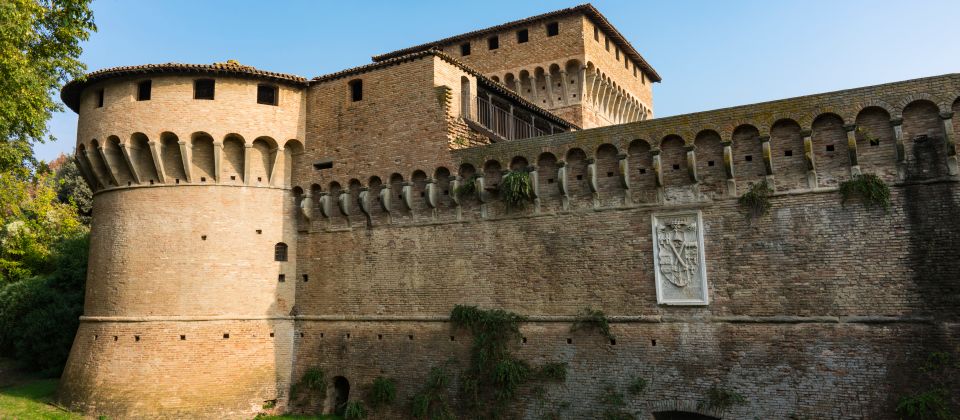 Die Rocca di Ravaldino in Forlì ist eine mächtige Festung, die Militärgeschichte, Architektur und Symbolik der Stadt vereint.