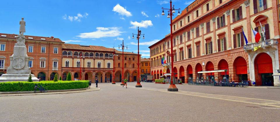 Die Piazza Aurelio Saffi in Forlì ist ein weites, monumentales Stadtzentrum, das Geschichte, Kultur und Architektur vereint.