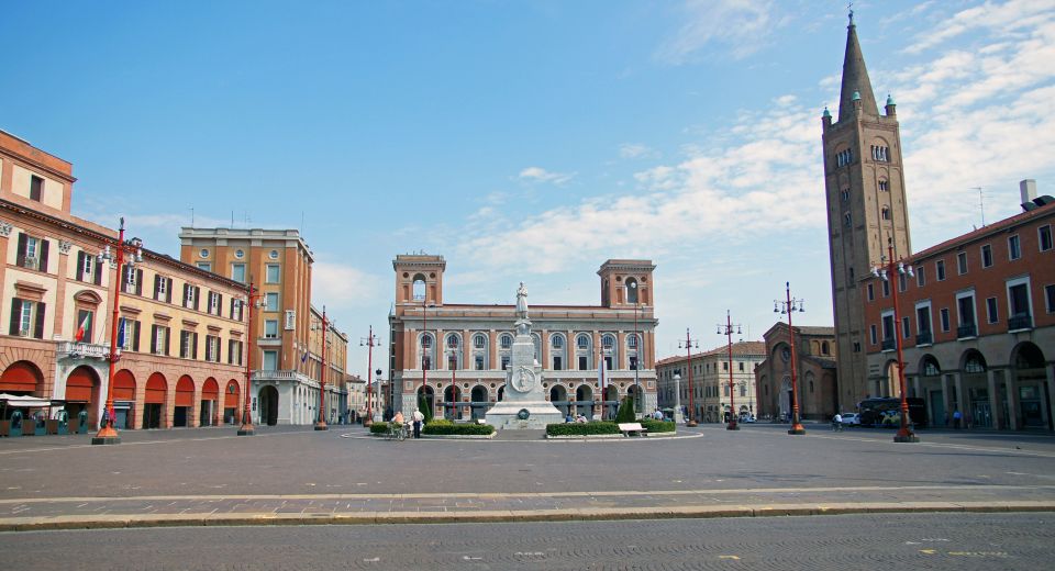 Die Piazza Aurelio Saffi in Forlì ist das historische Herz der Stadt und vereint bedeutende Bauwerke verschiedener Epochen.