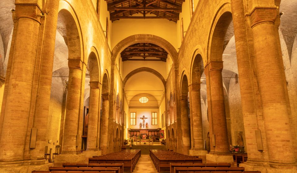 Im Inneren der Abbazia di San Mercuriale entfaltet sich eine schlichte, erhabene Schönheit voller Geschichte und Glauben.