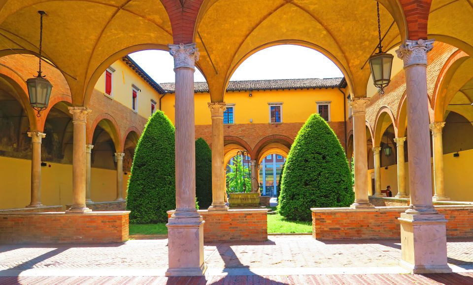 Der Kreuzgang der Abbazia di San Mercuriale bietet stille Harmonie, romanische Bögen und einen Ort der Besinnung im Herzen Forlìs. 